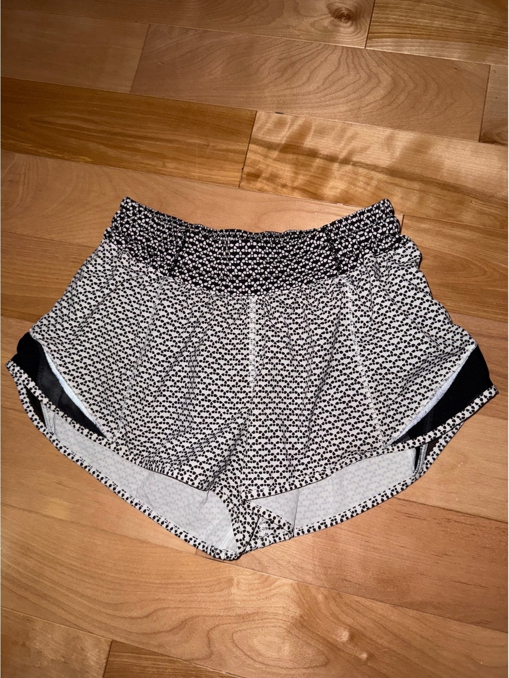 Lululemon Women's Hot Hottie Shorts Black White Spotted Pattern with Zip 4